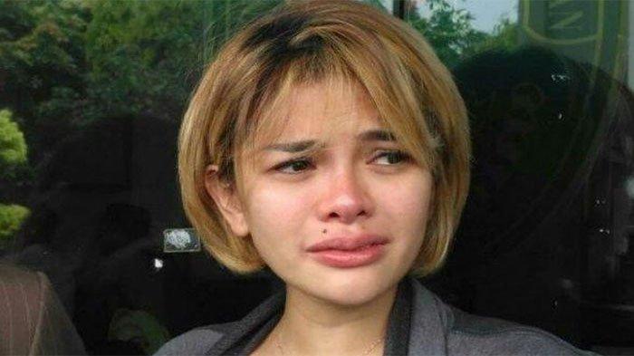 LUMPUH -- Nikita Mirzani bukan saja terancam masuk penjara , artis kontroversi itu juga terancam cacat hingga lumpuh