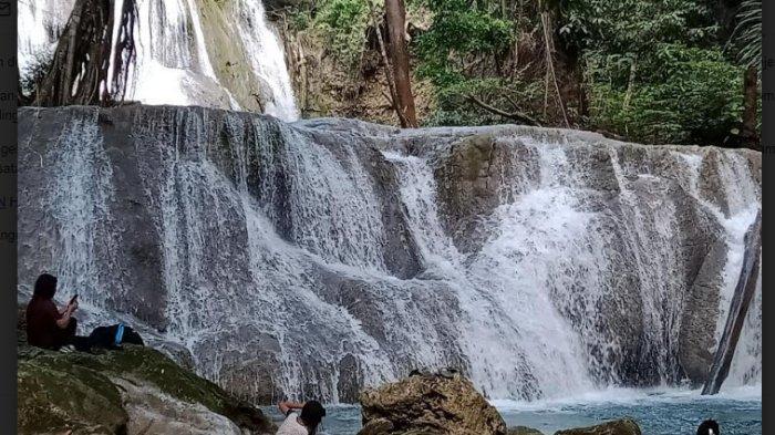 AIR TERJUN--- Tampak pengunjung sedang menikmati air terjun Oenesu di Kecamatan Kupang Barat, Kabupaten Kupang. Minggu 10 April 2022