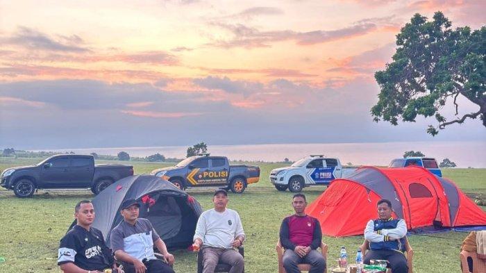 PADANG SAVANA MAUSUI - Kapolres Manggarai Timur AKBP Suryanto (kanan) sedang berkemah di padang savana Mausui.