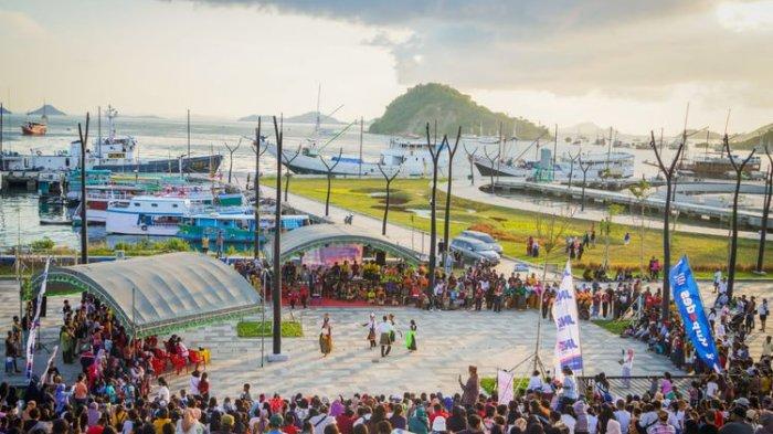 Wisatawan menyaksikan pertunjukan tarian dan pameran UMKM di Waterfront City Labuan Bajo, Kabupaten Manggarai Barat, NTT, pada Senin (9/5/2022).