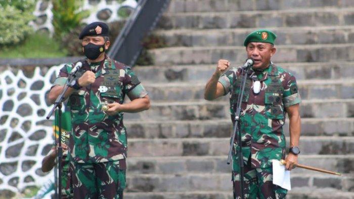 Apel penyerahan risalah Pangdam VXIII/Kasuari dari Mayjen TNI I Nyoman Cantiasa kepada Mayjen TNI Gabriel Lema selaku Pangdam baru di lapangan apel markas Kodam XVIII/Kasuari di Manokwari, Rabu 2 Februari 2022.