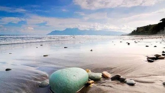 Pantai Batu Biru di Ende, Flores, Nusa Tenggara Timur