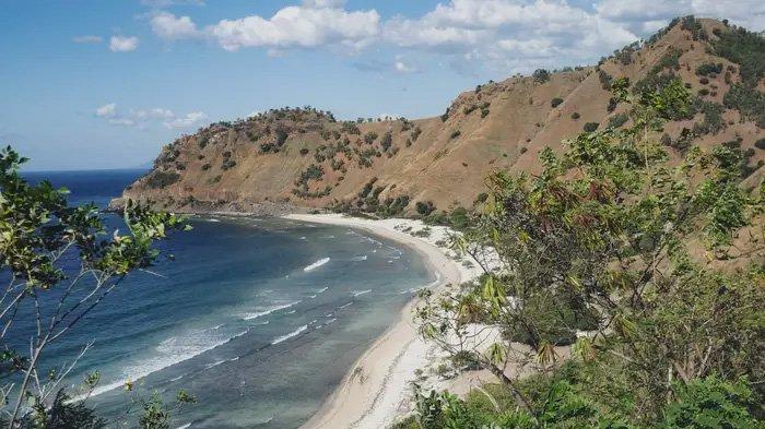 Marielle Descalsota menikmati berenang di Pantai Cristo Rei di bagian utara Dili.