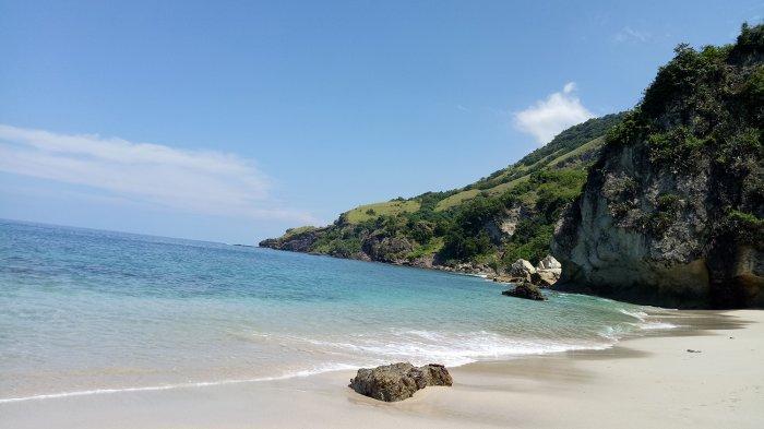 Pantai Koka Maumere atau Koka Beach Maumere, di Desa Wolowiro, Kecamatan Paga, Kabupaten Sikka, Provinsi Nusa Tenggara Timur ( NTT ) Indonesia
