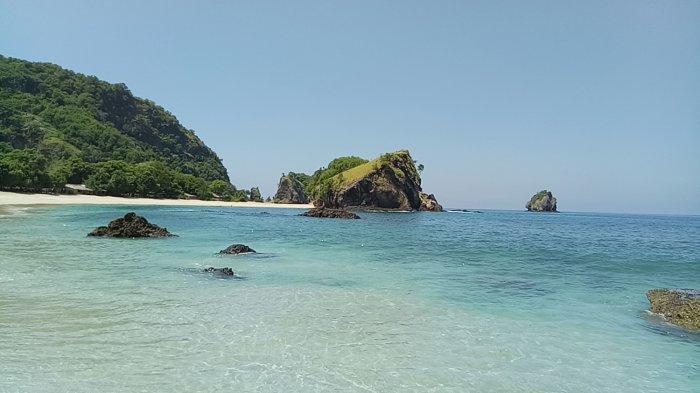 Pantai Koka Maumere atau Koka Beach Maumere, di Desa Wolowiro, Kecamatan Paga, Kabupaten Sikka, Provinsi Nusa Tenggara Timur ( NTT ) Indonesia
