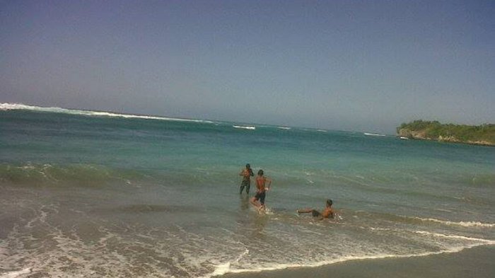 PANTAI MAROSI -Pantai Marosi dengan pasir putih dan guluman ombaknya.