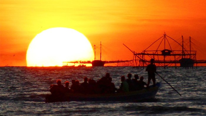 Sunset di pantai Nunsui Oesapa, Kupang,  Sabtu (12/8/2017).