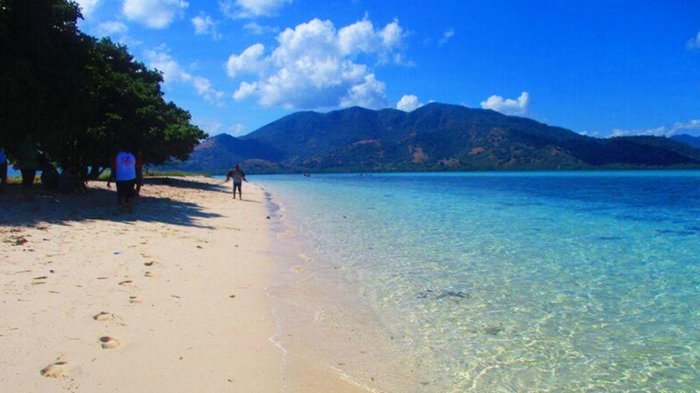 Pantai Pangabatang yang masih tampak bersih dan airnya jernih.