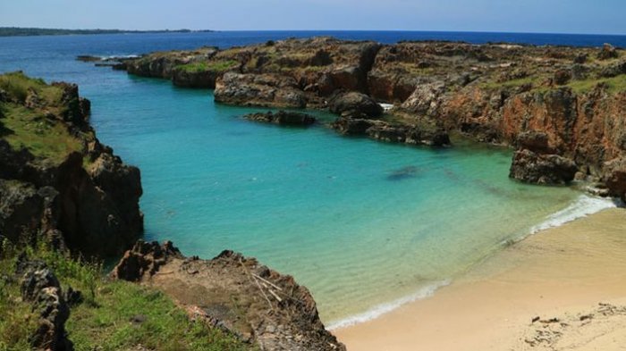 Pantai Tolanamon di Pulau Rote, Nusa Tenggara Timur.