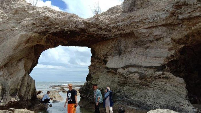Pantai Wisata Watuparunu Sumba Timur, Nusa Tenggara Timur.