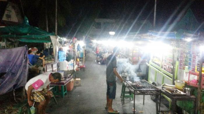 Suasana pasar malam Kampung Solor Kota Kupang. Berbagai jenis makanan dan minuman bisa ditemui di tempat ini.