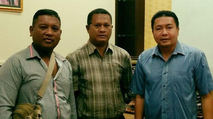 Orang tua Delvis, Paulus Manno Raga (kiri) pose bersama Direskriumum POlda NTT, Kombespol. Yudi Sinlaeloe, S.IK  dan Koordinator Divisi Hukum PIAR NTT, Paul Sinlaeloe.