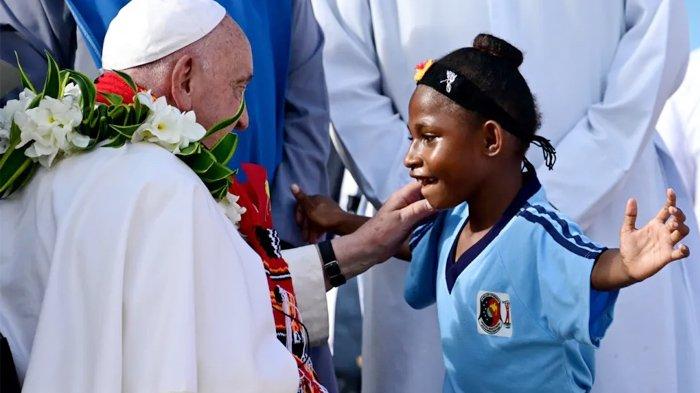 Paus Fransiskus menyapa seorang anak saat berkunjung ke Sekolah Humaniora Tritunggal Mahakudus di Baro, Papua Nugini pada 8 September 2024.