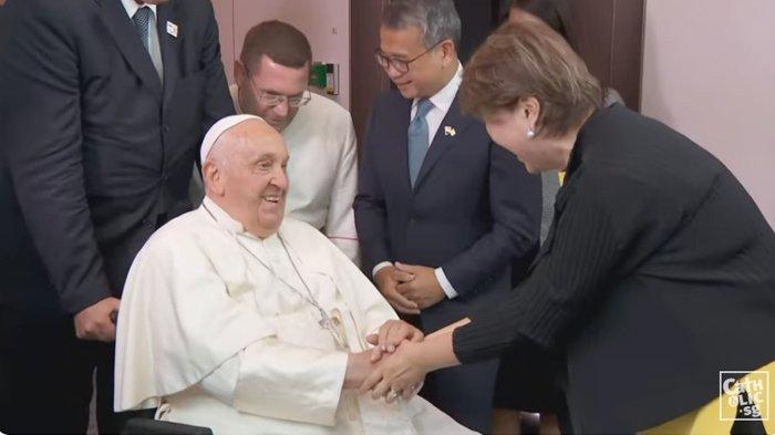 Paus Fransiskus disambut hangat saat tiba di banda Changi Singapura, Rabu (11/9/2024) sore.