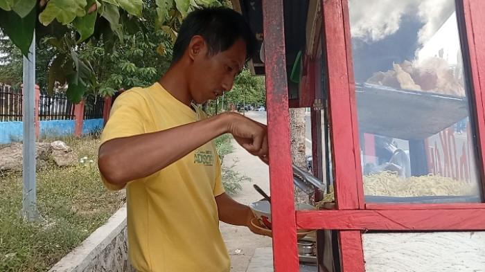 PEDAGANG BAKSO - Firgi Sonawan Penjual Bakso Barokah di Labuan Bajo, Manggarai Barat