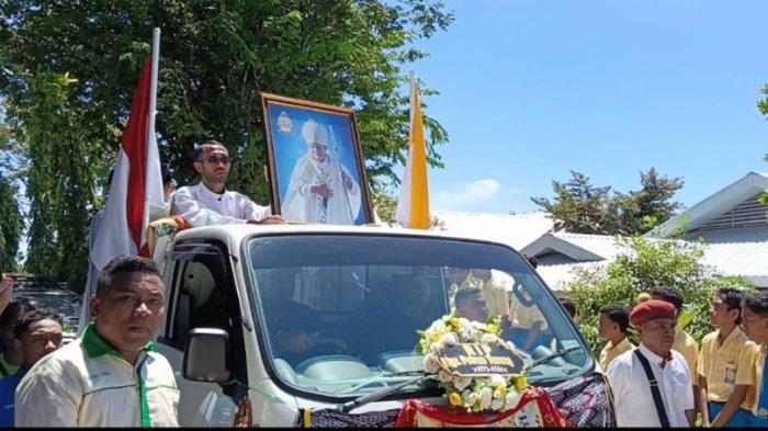 Suasana penerimaan jenazah Uskup Emeritus Keuskupan Agung Kupang, Mgr. Petrus Turang, di Istana Keuskupan, Sabtu (5/4/2025).
