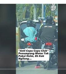POLISI BINGUNG- Viral anggota Satlantas kebingungan mencari seorang penumpang ojek yang tidak mengenakan helm karena sudah melompat ke atas bus