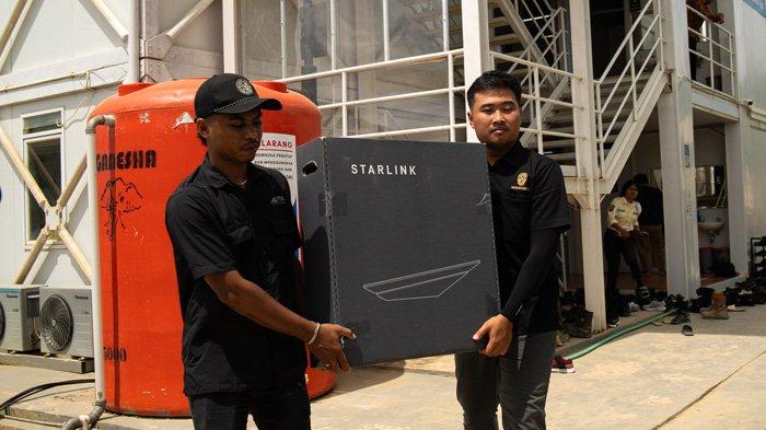 Tony Blair Institute bekerja sama dengan Pemerintah Indonesia menyediakan perangkat Starlink Flat High Performance di Ibu Kota Nusantara (IKN). Jumat (17/5/2024), peralatan itu tiba dan sedang dipasang di sejumlah fasilitas di IKN.