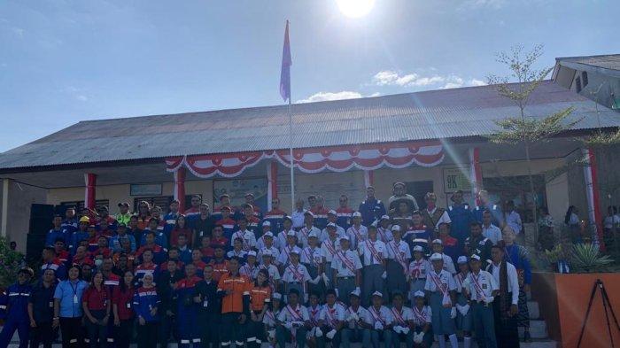 KEMERDEKAAN - Foto bersama guru dan siswa SMAN 12 Kota Kupang bersama PT Pertamina FT Tenau usai upacara peringatan HUT ke-78 Kemerdekaan RI yang berlangsung di halaman SMAN 12 Kota Kupang, Kamis 17 Agustus 2023