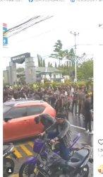 Suasana pertikaian antara warga dan oknum anggota depan markas tentara di Manado, belum lama ini.