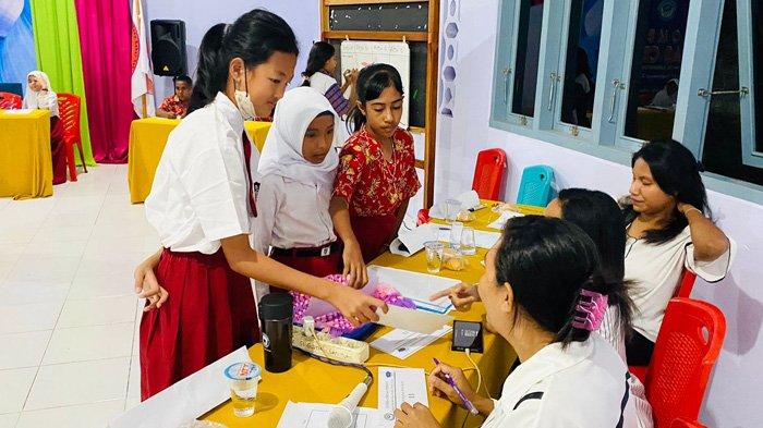 Para peserta Lomba Cerdas Cermat tingkat SD/MI Kabupaten Flores Timur, Rabu 20 September 2023, mengambil nomor undi. Lomba ini diselenggarakan oleh Kongregasi PRR Larantuka bekerja sama dengan Panitia Pancawindu sekolah dalam rangka Pesta Panca Windu SMPK Sint. Gabriel Larantuka, 30 September 2023.
