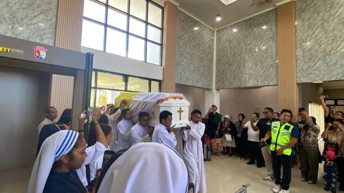 10 Romo mengusung peti Jenazah Uskup Emeritus Keuskupan Agung Kupang, Mgr Petrus Turang, Sabtu (5/4).