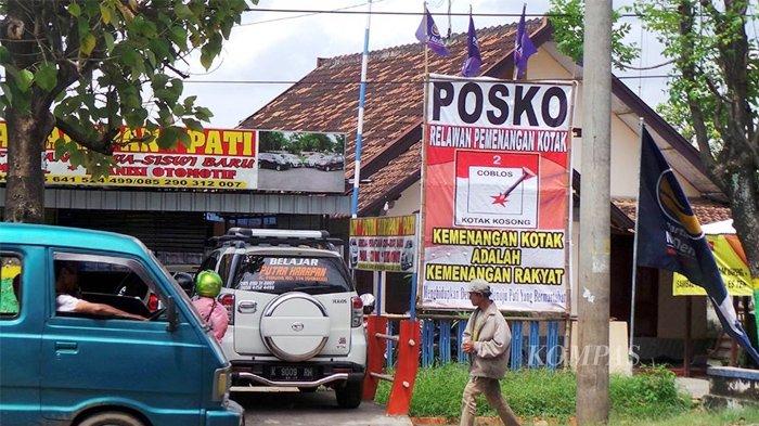 Poster dukungan terhadap kotak kosong terbentang di depan posko relawan pemenangan kotak kosong di Jalan Juwana-Pati, Kabupaten Pati, Jawa Tengah, 13 Januari 2017.