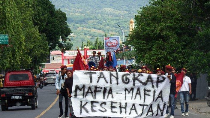 GELAR AKSI – Para aktivis dari Perhimpunan Mahasiswa Katolik Republik Indonesia (PMKRI) Cabang Maumere menggelar aksi, Senin (5/5) untuk menuntut pengungkapan dana Covid-19 sejak tahun 2021 di Kabupaten Sikka NTT yang hingga kini belum diterima para tenaga kesehata di RSUD Tc Hillers Maumere.