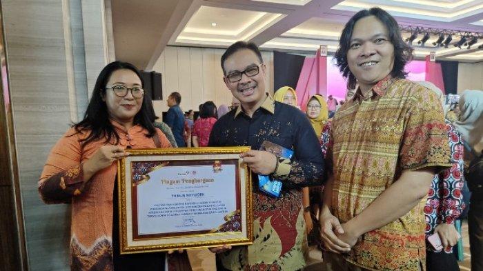 PENGHARGAAN - Foto bersama General Manager Senior Region Sumatra Tribun Network, MF Ririen Kusumawardhani dan Kepala BKKBN Dr (HC) dr Hasto Wardoyo SpOG (K) di sela-sela penyerahan penghargaan kepada Tribun Network.