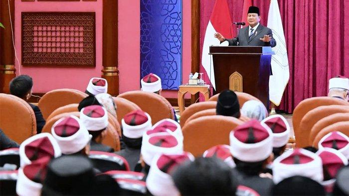 Presiden Prabowo Subianto memberikan sambutan di hadapan mahasiswa Indonesia yang berkuliah di Universitas Al-Azhar, Kairo, Mesir, Rabu (18/12/2024).