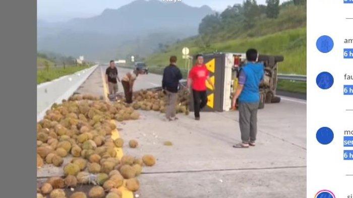 Truk angkut buah rambutan terbalik di Tol Cisumdawu ribuan buah rambutan berhamburan