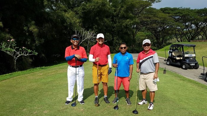 Istimewa
GOLF- Orias Petrus Moedak bersama Brigjen Polisi Rudolf Rodja, om Sunni Kamengmau dan om Aloysius Kiik, saat bermain golf bersama Sentul Higland, Sabtu (8/7/2017) sore.