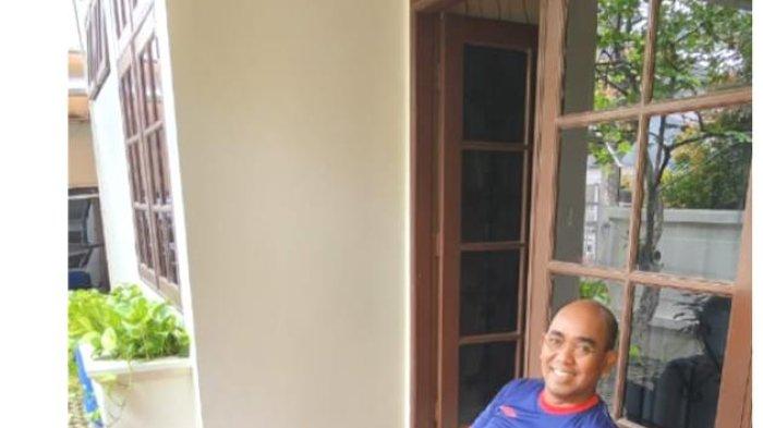 UBI REBUS - Santai menikmati ubi rebus NTT ala Orias Petrus Moedak di dteras rumahnya, saat berakhir pekan Minggu 18 Juni 2023
