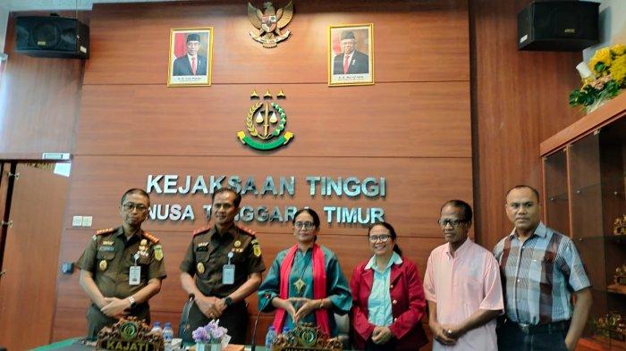PERTEMUAN - Pertemuan LBH APIK NTT, Keluarga Almh Yosefina Maria Mei, SAKSIMINOR, dengan Kejati NTT, Zet Allo Tadung, bersama jajarannya, di Kejati NTT, Selasa (15/10).