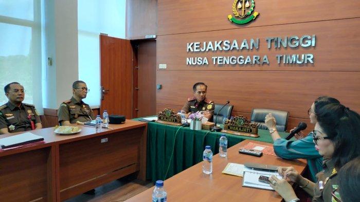 PERTEMUAN - Pertemuan LBH APIK NTT, Keluarga Almh Yosefina Maria Mei, SAKSIMINOR, dengan Kejati NTT, Zet Allo Tadung, bersama jajarannya, di Kejati NTT, Selasa (15/10).