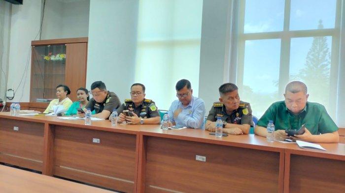 PERTEMUAN - Pertemuan LBH APIK NTT, Keluarga Almh Yosefina Maria Mei, SAKSIMINOR, dengan Kejati NTT, Zet Allo Tadung, bersama jajarannya, di Kejati NTT, Selasa (15/10).