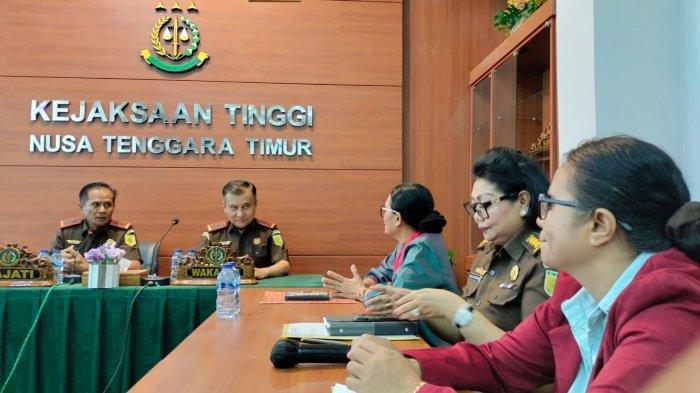 PERTEMUAN - Pertemuan LBH APIK NTT, Keluarga Almh Yosefina Maria Mei, SAKSIMINOR, dengan Kejati NTT, Zet Allo Tadung, bersama jajarannya, di Kejati NTT, Selasa (15/10).