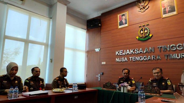 PERTEMUAN - Pertemuan LBH APIK NTT, Keluarga Almh Yosefina Maria Mei, SAKSIMINOR, dengan Kejati NTT, Zet Allo Tadung, bersama jajarannya, di Kejati NTT, Selasa (15/10).