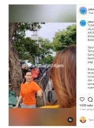 Ibu ibu emosi karena tumpukan sampah yang menebar bau busuk di wilayah Basmol Kembangan Utara Jakarta Barat