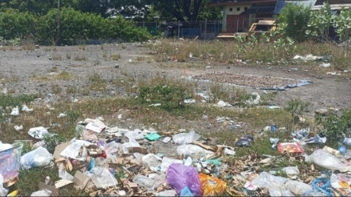 Sampah menumpuk di area Terminal Bus dan Pasar Borong, di Kabupaten Manggarai Timur.
