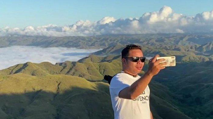 Pengunjung dari Kabupaten Sumba Barat Daya berpose dengan latar belakang padang savana yang terletak di Desa Luku Wingir, Kecamatan Kambata Mapambuhang, Kabupaten Sumba Timur, Nusa Tenggara Timur,Sabtu, (23/4/2023).