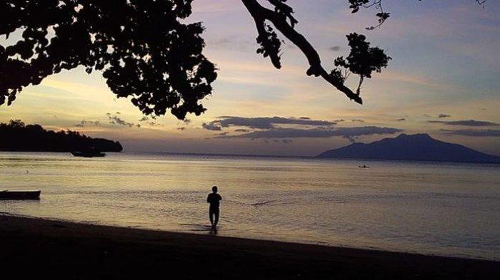 Para pengunjung yang berfoto dengan latar senja di Pantai Wairterang, Maumere, Flores, Nusa Tenggara Timur