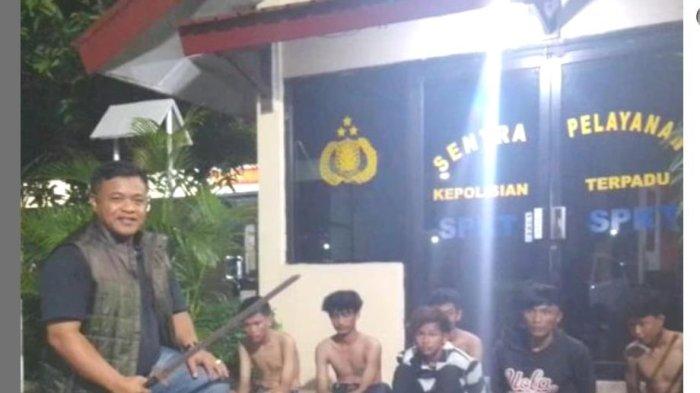 Polsek Jatiuwung amankan para terduga pelaku yang diduga akan aksi tawuran di Tangerang sita puluhan senjata tajam