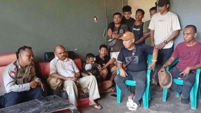 SEPAKAT DAMAI - Bhabinkamtibmas Kelurahan Liliba, BRIPKA Andre Non, sedang memediasi kedua bela pihak untuk berdamai.