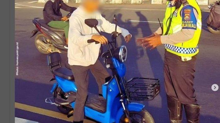 Apabila masih ada warga yang menggunakan sepeda listrik ke Jalan Raya konsekuensinya adalah ditilang. Hal itu sesuai dengan Peraturan Menhub No 45 tahun 2020 yang mencatat bahwa sepeda listrik dilarang digunakan di jalan raya.