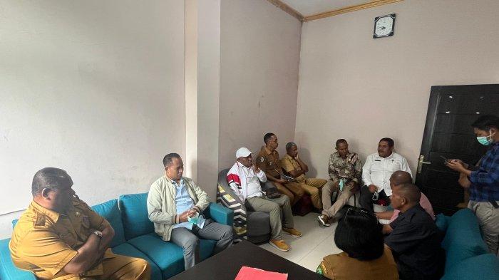SIDAK - Pimpinan dan Anggota DPRD Ngada sidak RSUD Bajawa, Selasa 22 April 2025.
