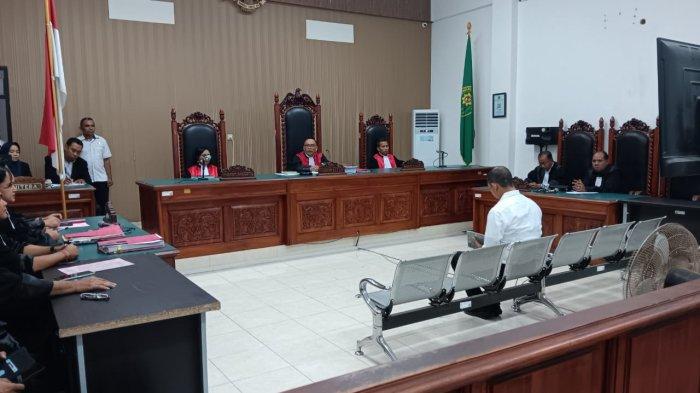 SIDANG FAJAR - Sidang perdana kasus kekerasan seksual Eks Kapolres Ngada Fajar Widyadharma digelar hari ini di PN Kupang, Senin (30/6). 
 