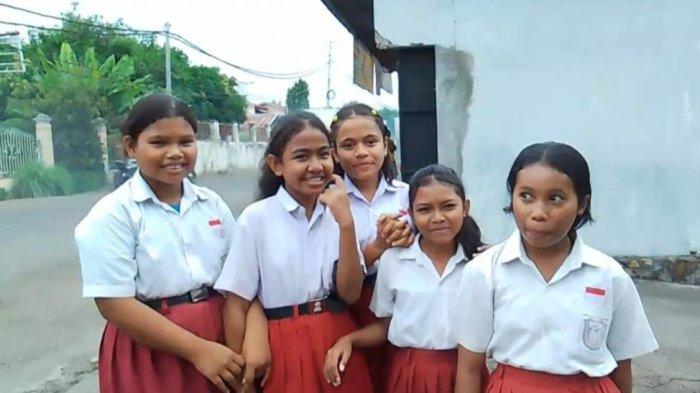 SISWA SD - Ratusan anak-anak sekolah dasar di Kota Maumere Kabupaten Sikka NTT nekat mengejar mobil yang ditumpangi Wapres Gibran Rakabuming Raka, Selasa 6 Mei 2025.