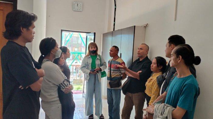 SOLIDARITAS – Tim LBH APIK NTT dan Solidaritas Anti Kekerasan dan Diskriminasi terhadap kelompok rentan, usai sidang pembacaan Tututan JPU atas perkara pembunuhan transpuan Desi Tafuli, di Pengadilan Negeri Kupang, Kamis (16/5).