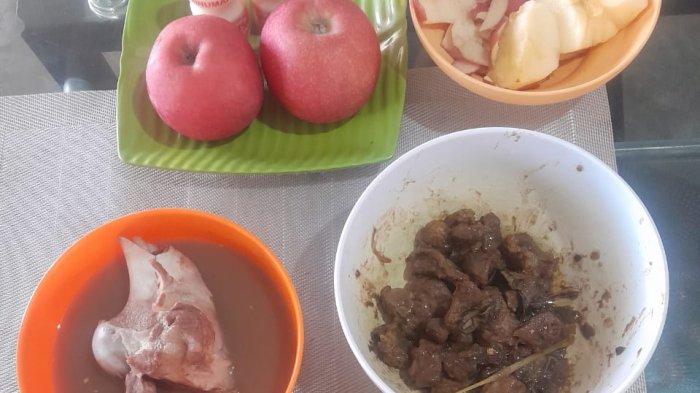 SOP BRENIBON - Sop kacang merah ato sop kacang brenibon vs daging babi cim pasangan yang setia danserasi di meja makan, abis baru cui mulut deng apel Fuji dari China dan minuman penetral asam lambung yakult, Senin 25 September 2023